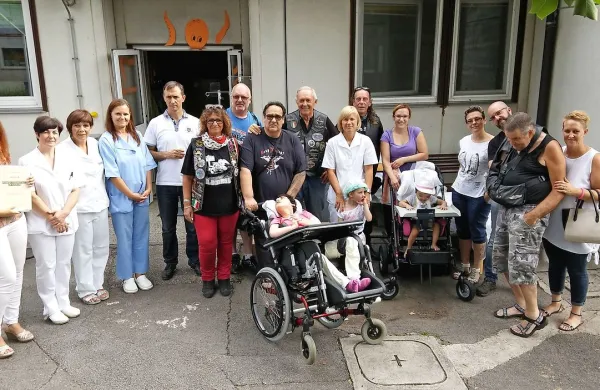 Božički na motorjih so na oddelek za invalidno mladino in 
otroke odnesli drugi del svojega poletnega darila. 