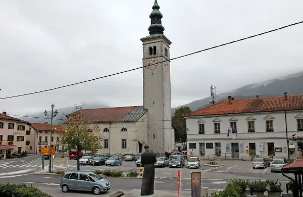 V občini Kobarid od danes prodajajo letne dovolilnice za 
parkiranje, saj bodo predvidoma v petek začeli izvajati 
parkirni režim.