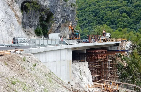 Z viaduktom se bodo izognili viseči skali, v katero so se 
zagozdila večja vozila.  