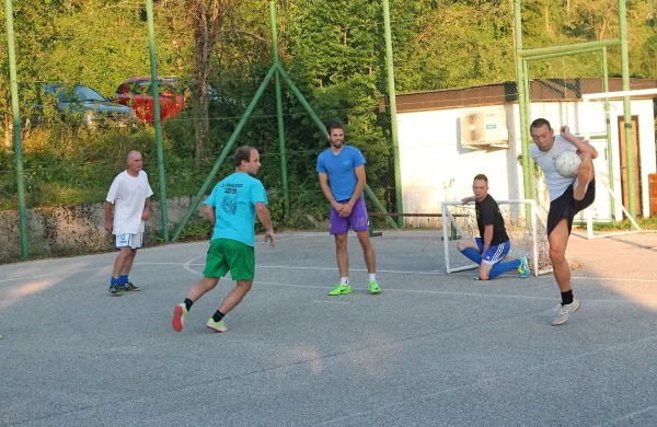 V Avčah sta se borili tudi ekipi Raven (beli) in Levpe (temni).