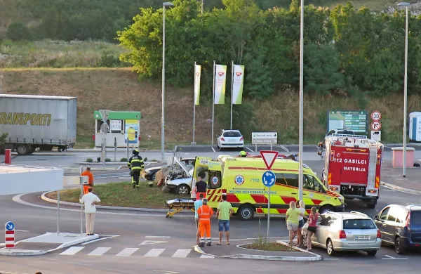 Včeraj ob 19.40 je 52-letni voznik z osebnim avtomobilom pri 
Kozini v krožišču zapeljal naravnost in obstal v skali na sredini 
otoka.