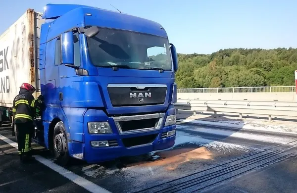 Zagorelo na motorju tovornjaka in avtobusa
