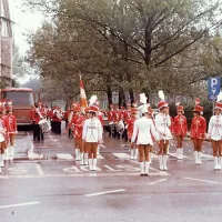 Mažoretke z Goriškim pihalnim orkestrom v osemdesetih 
letih. 