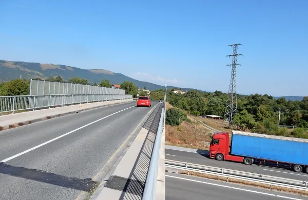 Prebivalci Dolnjih Ležeč so varuhinji potarnali, da postaja 
hrup z avtoceste in železnice vse bolj neznosen, zato si želijo, 
da bi pristojni postavili protihrupne ograje.

 