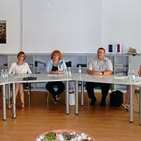 “Tu ni bilo ljudi,  ki bi tarnali, kako preživeti.   Največ jih je 
opozorilo na  težave s hrupom,  tako zaradi  avtoceste in 
železnice kot za radi  vetrnih elektrarn,” je varuhinja človekovih  
pravic  Vlasta Nussdorfer (v sredini) strnila težave ljudi, ki  so  jo 
obiskali v  Divači.

