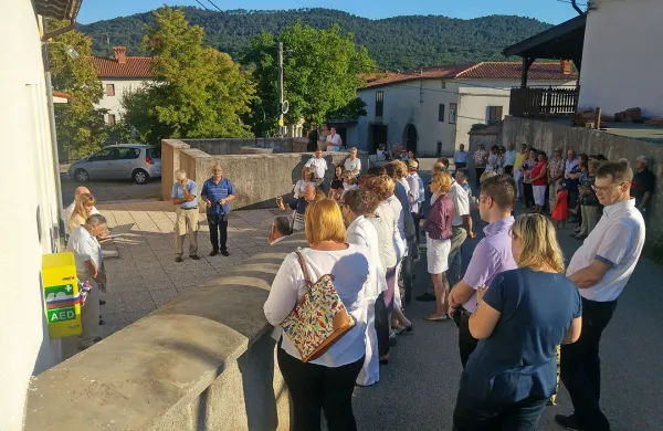 Na Velikem Dolu so ob vaškem prazniku dobili defibrilator.