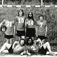 Buldožer leta 1975: Marko Brecelj, Boris Bele, Borut Činč, 
Andrej Veble, Štefan Jež in Uroš Lovšin.