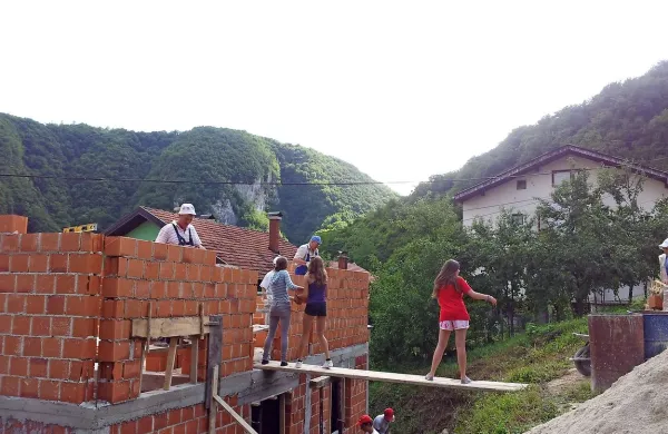 Mladi že skoraj dve desetletji pomagajo do strehe nad glavo 
domačinom v Banja Luki.