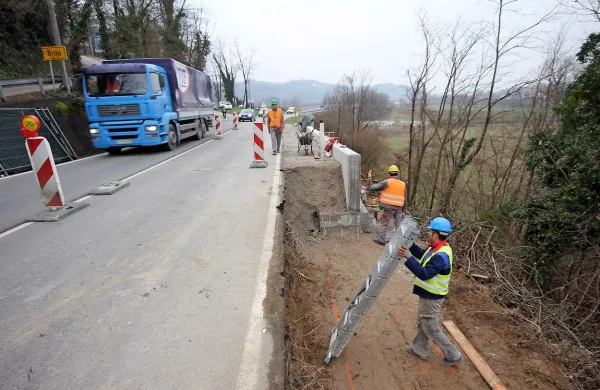 Tako so pred časom začeli graditi pločnik v Dragi. Ni težko 
ugotoviti, da vodi po strmini, a projektanti naj bi to spregledali. 