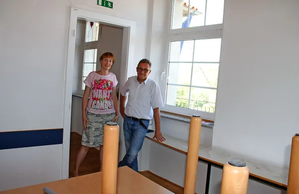 Ravnateljica Mojca Pev in vodja podružnice Gostimir Marc v 
bivši jedilnici.