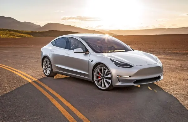 Najcenejša tesla bo prodajni hit.