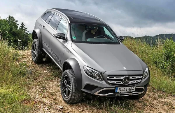 Mercedes, s katerim lahko tudi plezate čez druge avtomobile.