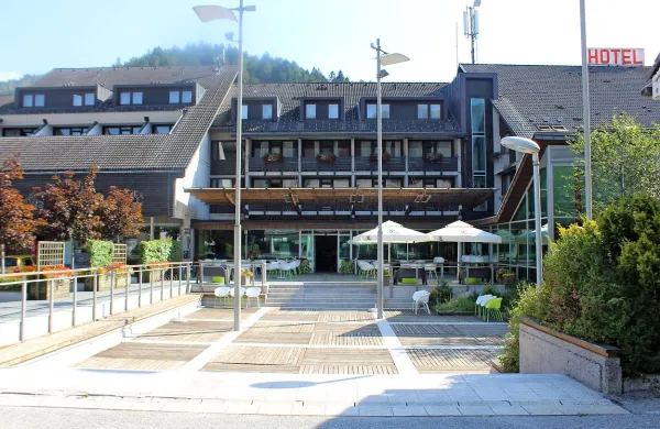  Skupščina CH se iz Hotela Cerkno, ki je še brez javnega 
lanskega finančnega izkaza,  seli v manjši večnamenski 
center.