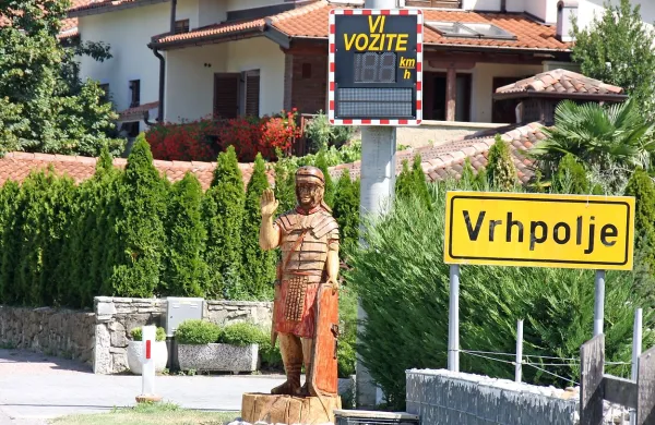 Ob vhodu v Vrhpolje  domačine in obiskovalce pozdravlja 
rimski vojak, jeseni bodo namestili tudi virtualno povabilo v 
rimski svet. 