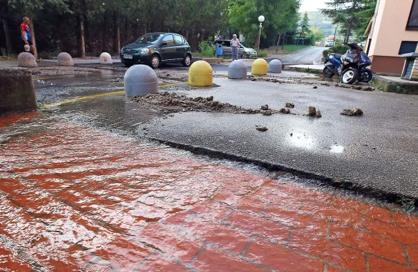 Zaradi počene cevi poplavilo Livade