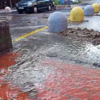 Zaradi počene cevi poplavilo Livade