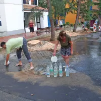 Nekateri stanovalci so hiteli polniti plastenke in vedra, da bi si 
naredili zalogo vode.