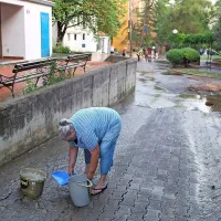 Nekateri stanovalci so hiteli polniti plastenke in vedra, da bi si 
naredili zalogo vode.