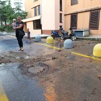 Zaradi počene cevi poplavilo Livade
