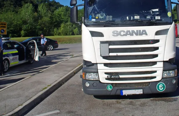 Slaba tretjina voznikov tovornjakov in avtobusov je kršila 
predpise. 