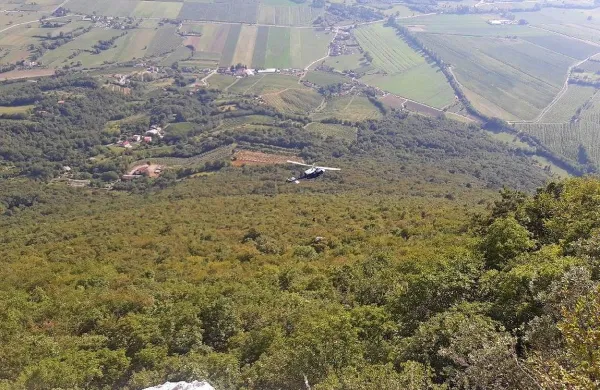 Pri Skoznem nad Šmihelom se je v torek popoldne poškodoval 37-letni poljski jadralni padalec. 