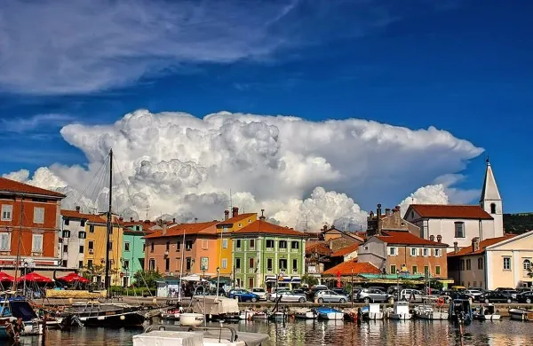 Prednevihtna Izola v objektivu Gregorja Kacina.