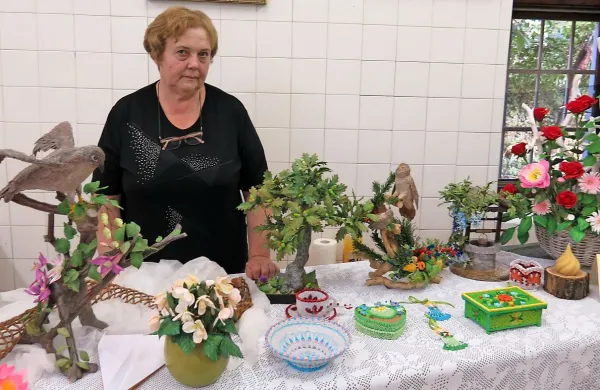 Marica Rupnik med izdelki iz papirja: najraje izdeluje rože, vse bolj pa tudi  živali.