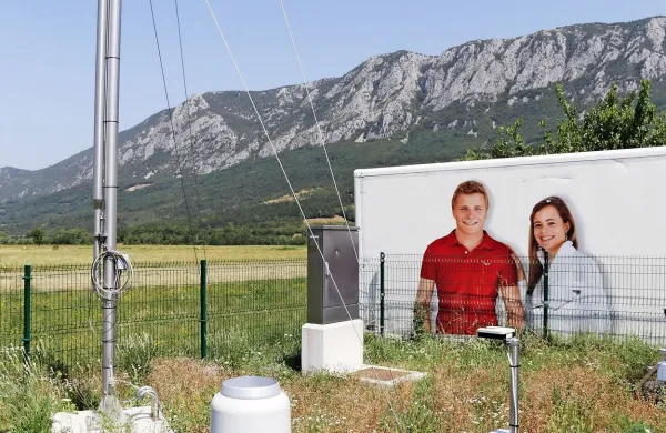 Na  merilni postaji pred vasjo so v četrtek izmerili  40,6 stopinje 
Celzija. 