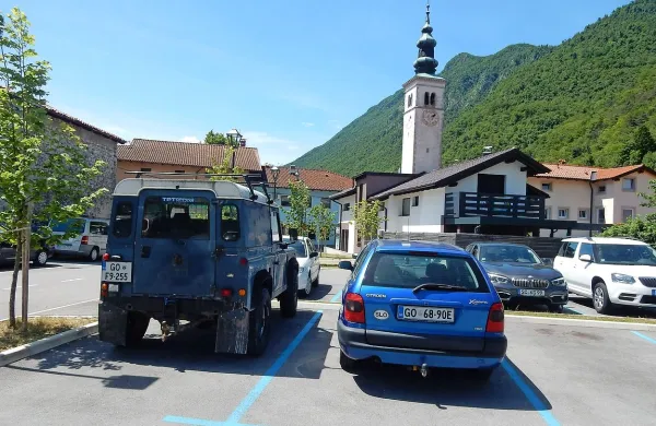 Letna dovolilnica omogoča uro brezplačnega parkiranja na 
plačljivih parkiriščih in neomejeno na ostalih modrih conah. 