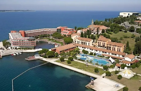 Agencija RS za okolje je ob izvajanju monitoringa kopalnih 
voda ugotovila naglo povečanje onesnaženosti na območju 
med Hotelom Bernardin in Hotelom Marko.