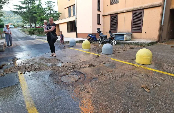Mesto, kjer je počila cev.