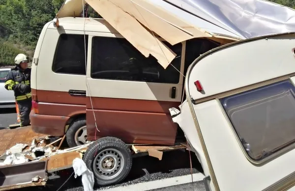 Kombi se je zaril v počitni&scaron;ko prikolico