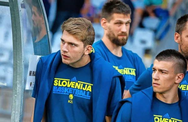 Luka Dončić, Gašper Vidmar, Matic Rebec (z leve) in ostali so 
bili minuli teden na tekmi v Ljudskem vrtu, ta konec tedna pa 
bodo igrali v bližnji dvorani Tabor.