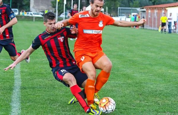 Tim Vodeb (v oranžnem dresu) v eni od akcij še na “starem” 
ankaranskem igrišču