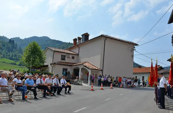 Ob ustanovitvi gasilske desetine, predaji prostorov in vozila je bilo v Livku slovesno kot že 
dolgo ne.
