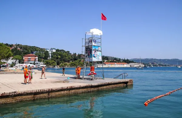 Agencija za okolje je kopanje na plaži pred hotelom Vile Park 
prepovedala, upravljalci plaže pa so izobesili rdečo zastavo.