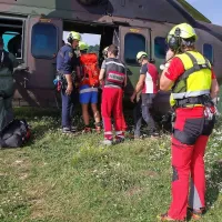 Z vojaškim helikopterjem so oba ponesrečena odpeljali v 
ljubljanski klinični center.