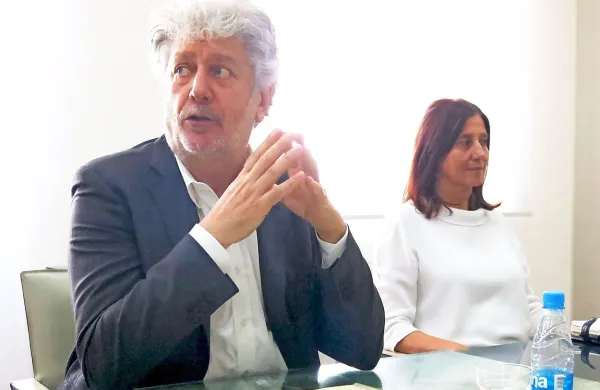 Živopisno in ubrano mednarodno tovarišijo glasbenikov in 
pevcev bo skozi slovite operne arije vodil dirigent Alfredo 
Barchi; ob njem koordinatorka projekta Loretta del Zotto.  