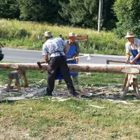 Prikaz tesanja etno družabnega društva Draga pri Šentrupertu na Dolenjskem.