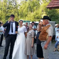 Ženin z  nevesto na poti v cerkev.