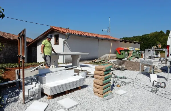 V Zagrajcu z denarjem iz participativnega proračuna urejajo  vaški trg.