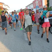 Breskov pohod je bil letos pravljičen, obarvan z lokalnimi 
legendami in anekdotami, je povedala organizatorka Jana 
Krušič (prva z desne). 