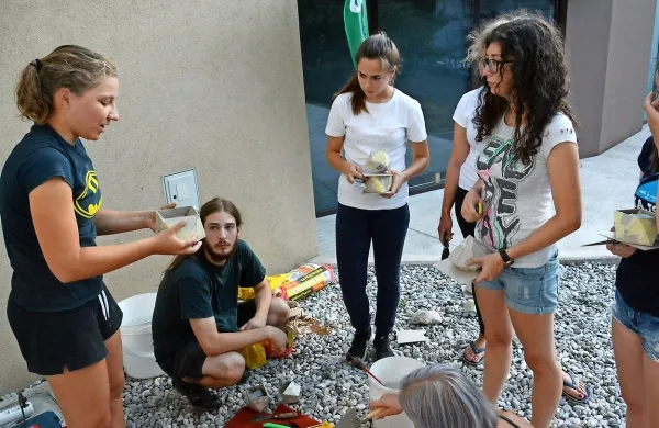 Sobotne delavnice je uvedla Monika Kobal z izdelavo  betonskih  cvetličnih  lončkov. 