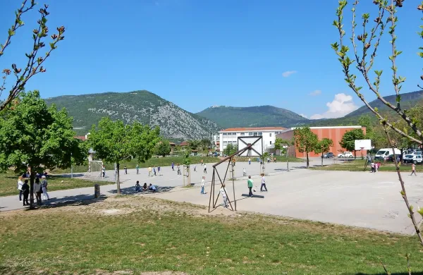 Igrišče ob ledinski šoli bo občina postopoma uredila. Jeseni bo postavila novo podlago 
nogometnemu igrišču in zagotovila še pitnik.  