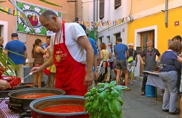 Na Ljubljanski ulici je  kljub vročini brbotalo v loncih in dišalo po paradižniku in baziliki. 