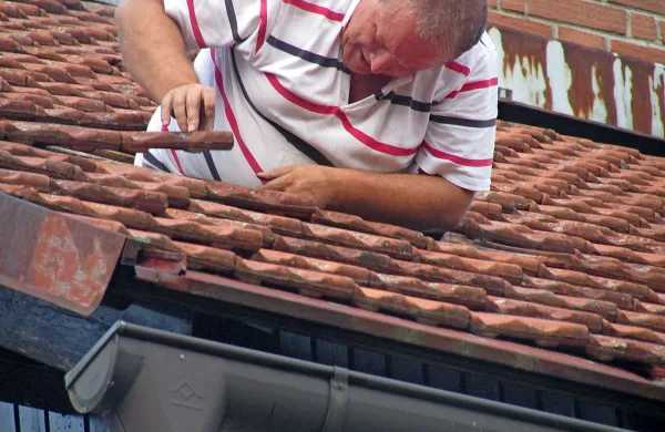 Na Idrijskem je veter razkril strehe na 13 objektih.