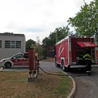 Požar so pomagale gasiti tudi posadke vojaških helikopterjev 
in pilatusa. Z vodo za gašenje so se gasilci oskrbovali na  
igrišču v Komnu.  
