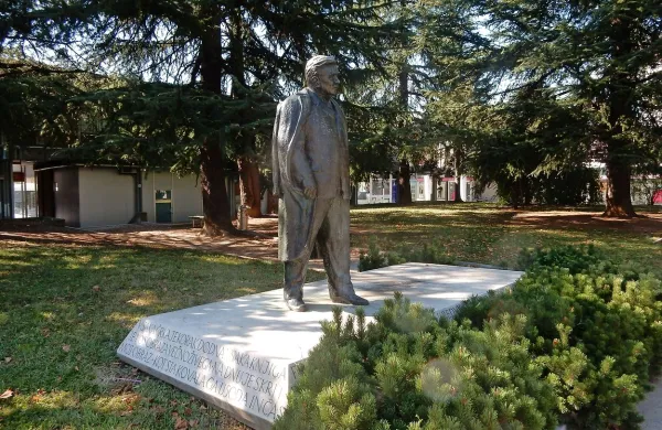 Bevkov spomenik ob magistrali. 