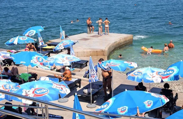 Kopalci na plažah v najhujši pripeki so v nevarnosti tako 
zaradi sonca kot tudi zaradi ozona.  