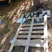 Na kamp še dva tedna po kampiranju še vedno opominja na 
tleh ležeča tabla.